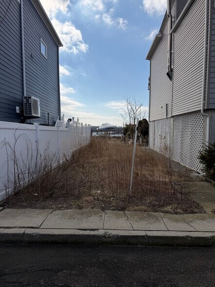 308 E 8th Rd, Far Rockaway, NY à vendre - Photo du bâtiment - Image 2 de 6