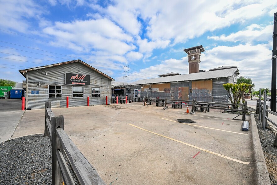 814 S Main St, Grapevine, TX à vendre - Photo du bâtiment - Image 2 de 15