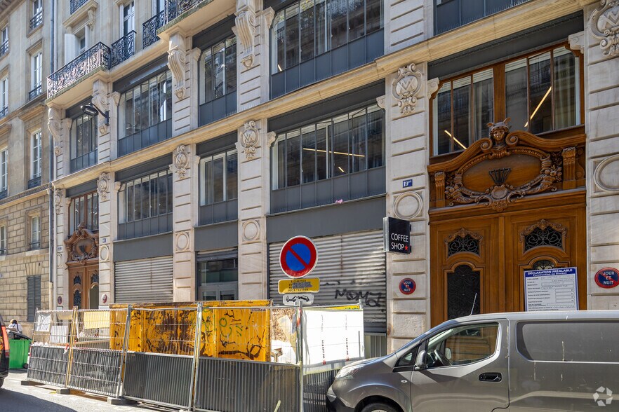 19 Rue Richer, Paris à louer - Photo du bâtiment - Image 2 de 2