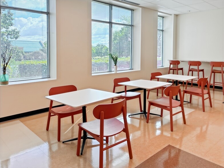 5400 Prairie Stone Pkwy, Hoffman Estates, IL for lease - Interior Photo - Image 2 of 30