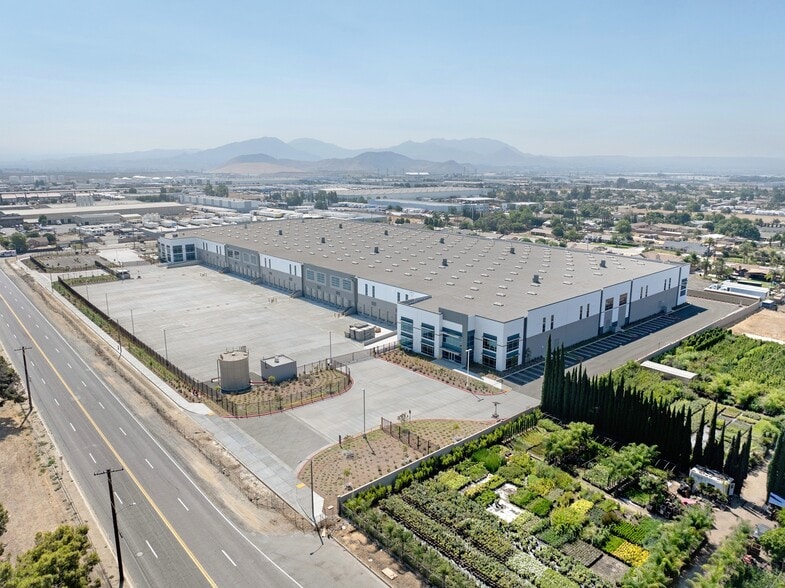 19275 Slover Ave, Bloomington, CA for lease - Building Photo - Image 2 of 5