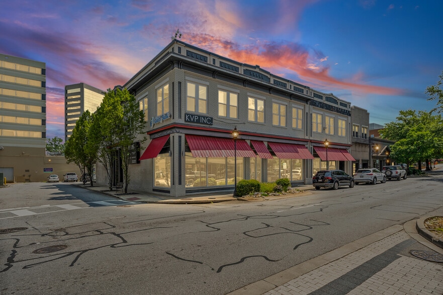 105 E North St, Greenville, SC à louer - Photo du bâtiment - Image 3 de 38