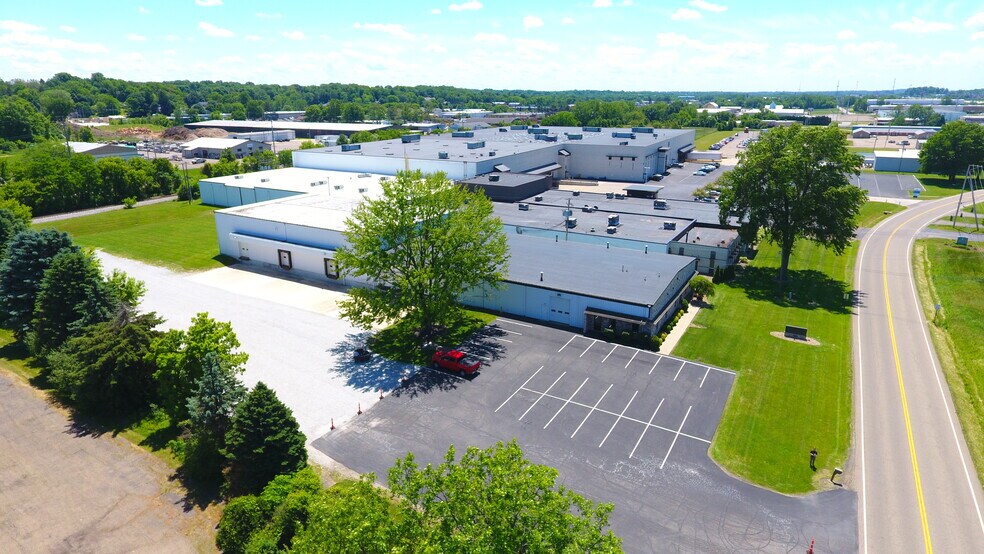 7948 Freedom Ave NW, North Canton, OH à louer - Photo du bâtiment - Image 2 de 3