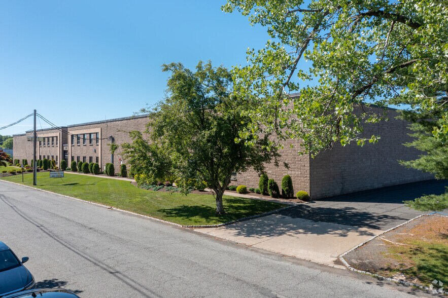 4-6 Just Rd, Fairfield, NJ à louer - Photo du bâtiment - Image 2 de 5