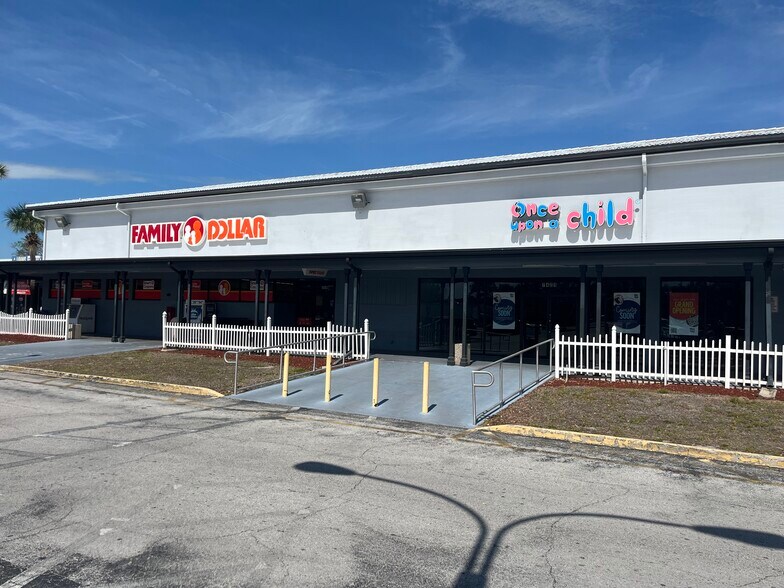 7325-7429 Spring Hill Dr, Spring Hill, FL à louer - Photo du bâtiment - Image 2 de 11