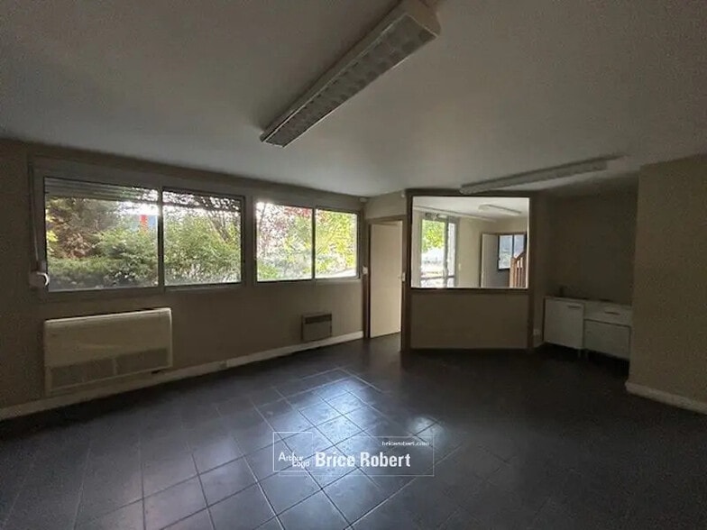 Flex in Trévoux for lease - Interior Photo - Image 2 of 68