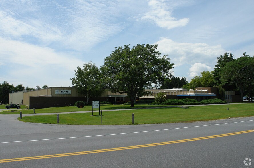 436 Quaker Rd, Queensbury, NY à louer - Photo du bâtiment - Image 3 de 6