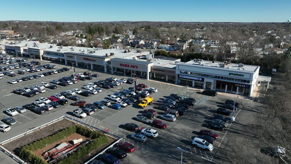 401-419 S Oyster Bay Rd, Plainview, NY à louer - Vidéo sur l’inscription commerciale - Image 2 de 30