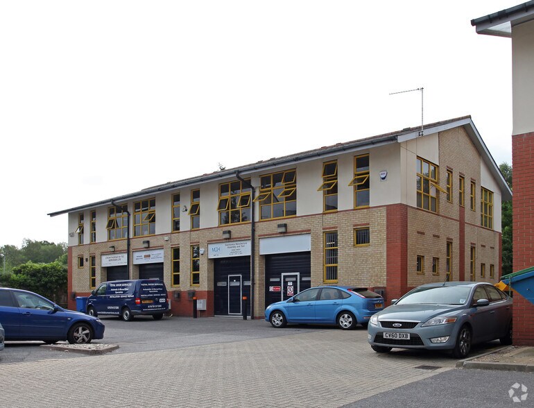 Eelmoor Rd, Farnborough à louer - Photo principale - Image 1 de 2