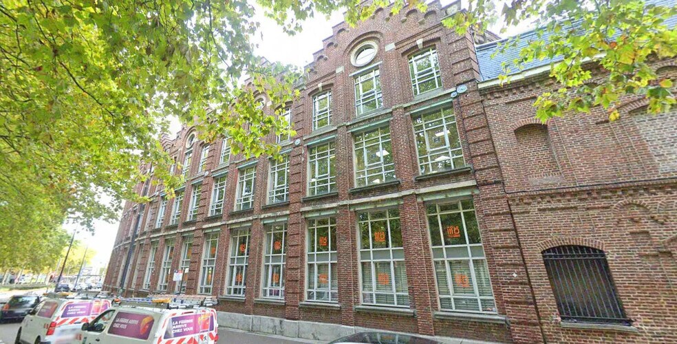 Office in Roubaix for lease - Building Photo - Image 1 of 9