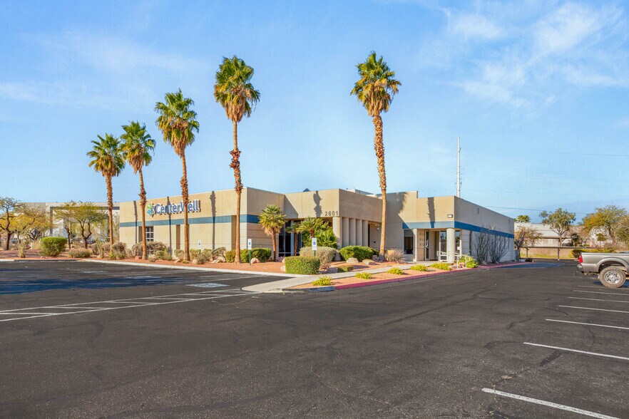 2601 N Tenaya Way, Las Vegas, NV à vendre - Photo du bâtiment - Image 3 de 63