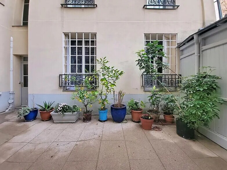 Immeuble residentiel dans Paris à vendre - Photo du bâtiment - Image 3 de 6