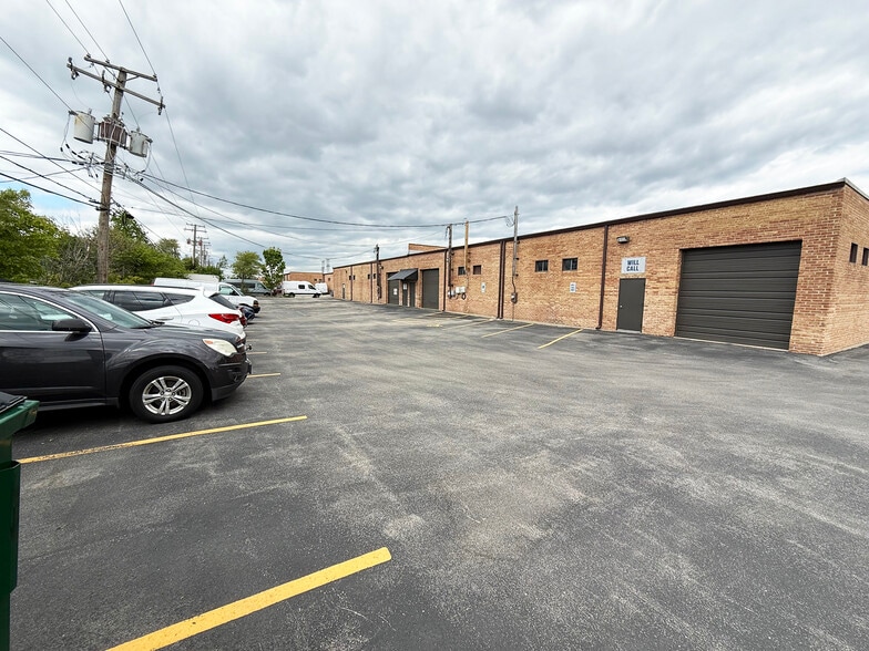 500-502 Crossen Ave, Elk Grove Village, IL for lease - Building Photo - Image 3 of 6