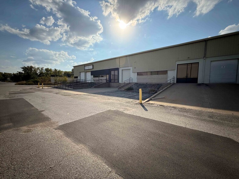 937 E 53rd St, Davenport, IA for lease - Building Photo - Image 3 of 13