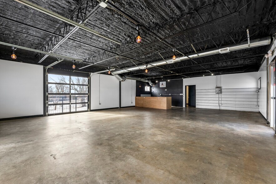 216 E Poplar St, Rogers, AR à louer - Photo du bâtiment - Image 3 de 30