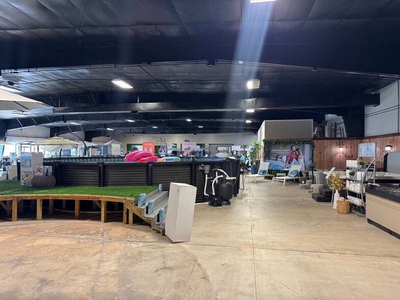 Commercial Showroom & Warehouse Facility portfolio of 2 properties for sale on LoopNet.ca - Interior Photo - Image 3 of 13