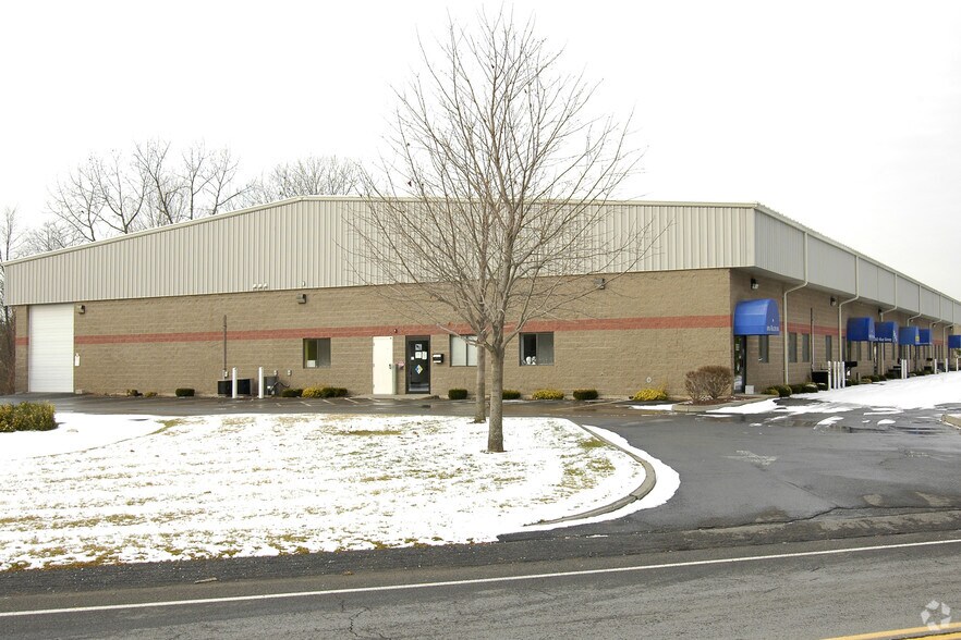 12 Petra Ln, Colonie, NY à louer - Photo du bâtiment - Image 2 de 11