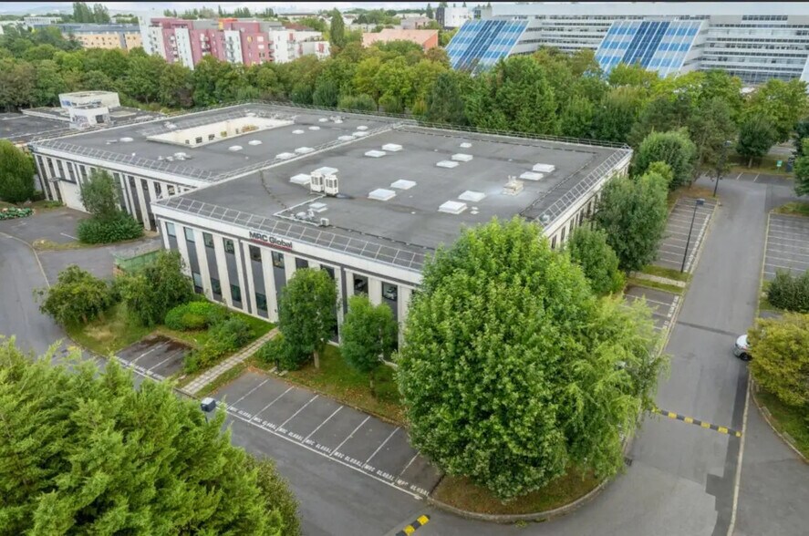 Flex in Cergy for lease - Building Photo - Image 2 of 11