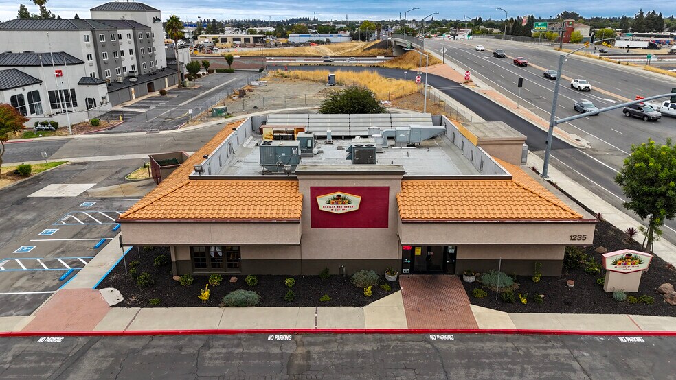 1235 Harbor Blvd, West Sacramento, CA à vendre - Photo du bâtiment - Image 2 de 9