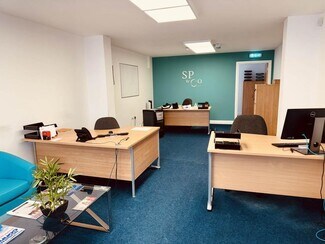 Plus de détails pour 549-559 Liverpool Rd, Manchester - Bureau à louer