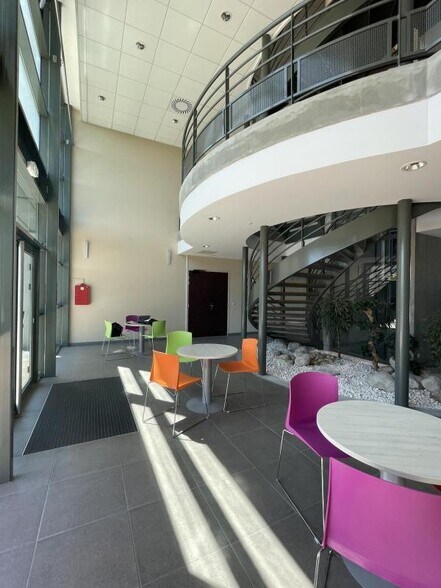 11 Chemin Des Anciennes Vignes, Champagne-au-Mont-d'Or for sale - Lobby - Image 2 of 6