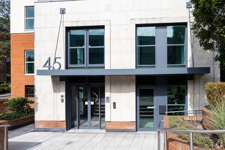 45 London Rd, Reigate for lease - Building Photo - Image 3 of 9