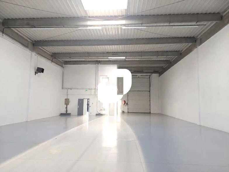 6-8 Rue Marie Curie, Coignières for lease - Interior Photo - Image 3 of 10