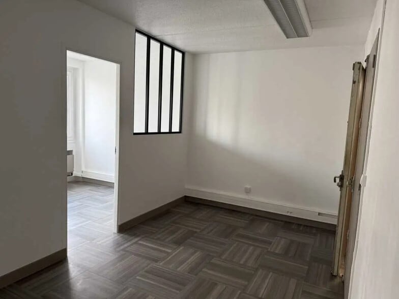 Office in Créteil for lease - Interior Photo - Image 2 of 5