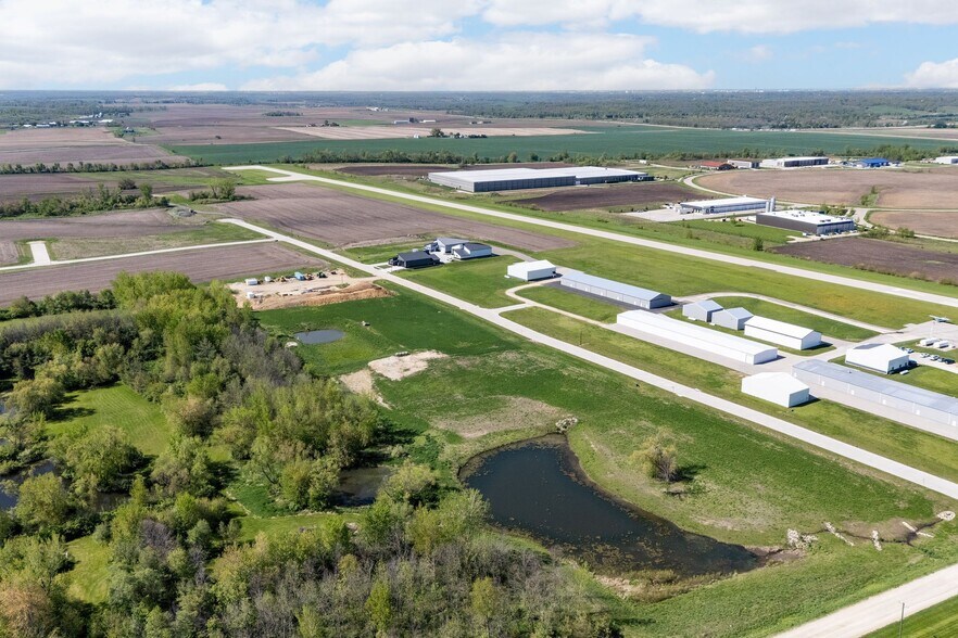 530 Aircom Drive Unit 1B, Marion, IA à vendre - Photo du bâtiment - Image 2 de 7