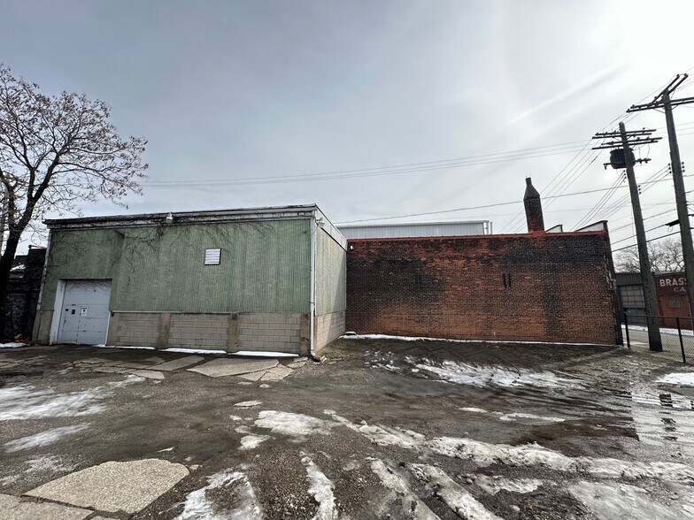 10,044 SF Industrial For Sale portfolio of 2 properties for sale on LoopNet.ca - Building Photo - Image 2 of 14