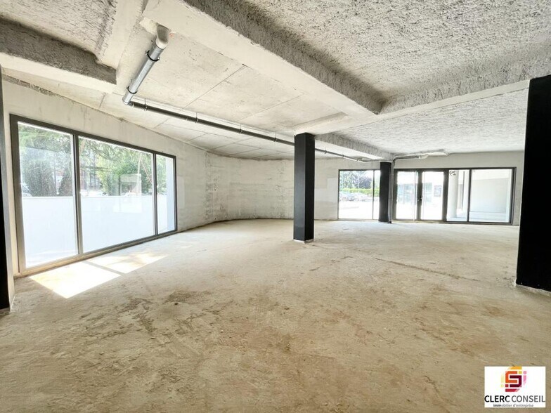 Retail in Bihorel for sale - Interior Photo - Image 1 of 5