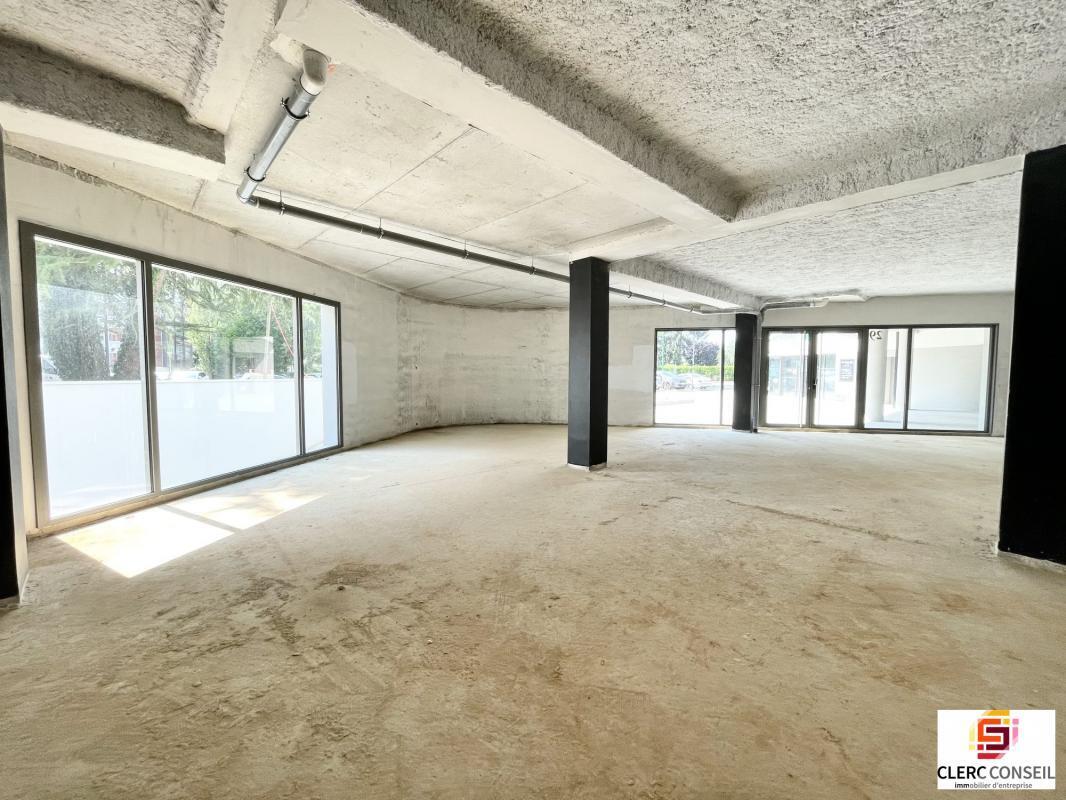 Retail in Bihorel for sale Interior Photo- Image 1 of 6