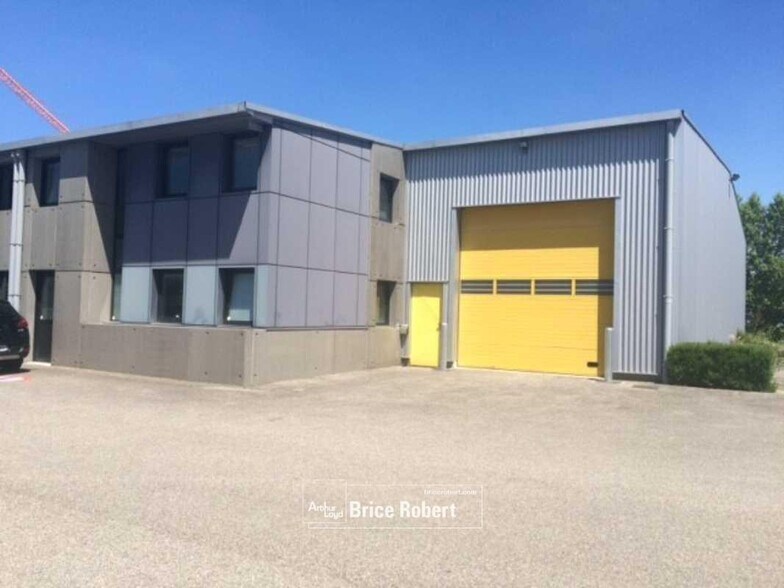 Bureau dans Vaulx-en-Velin à louer - Photo du bâtiment - Image 2 de 4