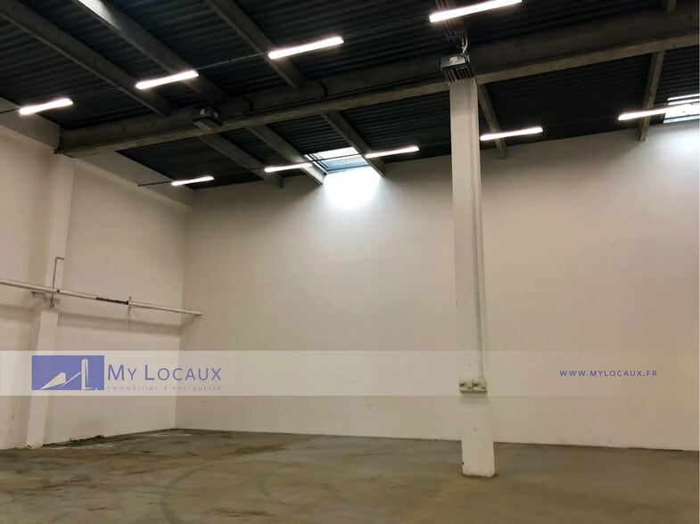 Flex in Cergy for lease - Interior Photo - Image 2 of 8