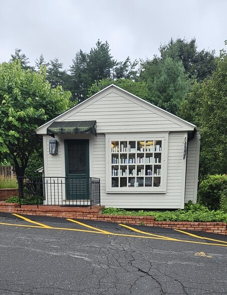 1-3 Brick Walk Ln, Farmington, CT for lease - Building Photo - Image 2 of 4