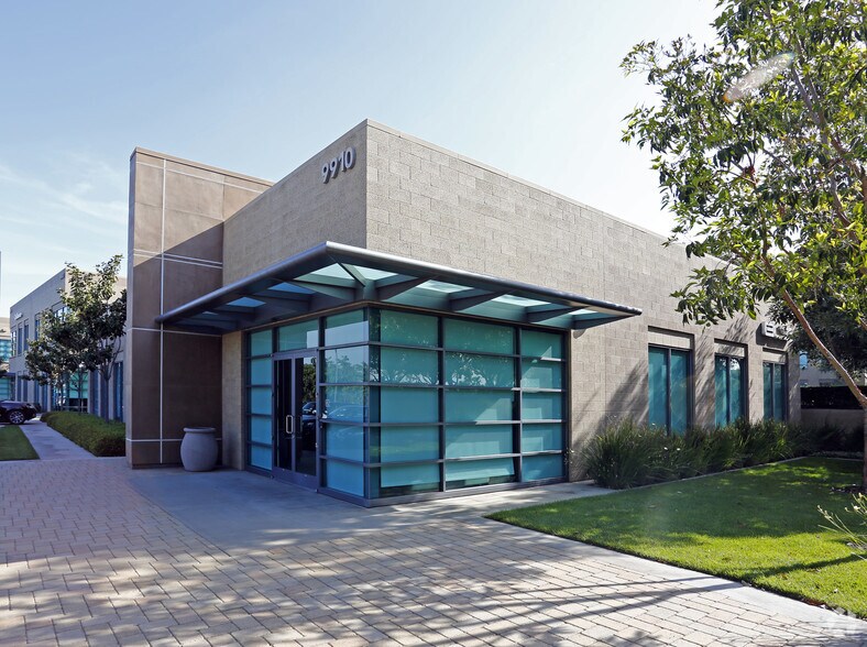 9910 Irvine Center Dr, Irvine, CA à louer - Photo du bâtiment - Image 1 de 13
