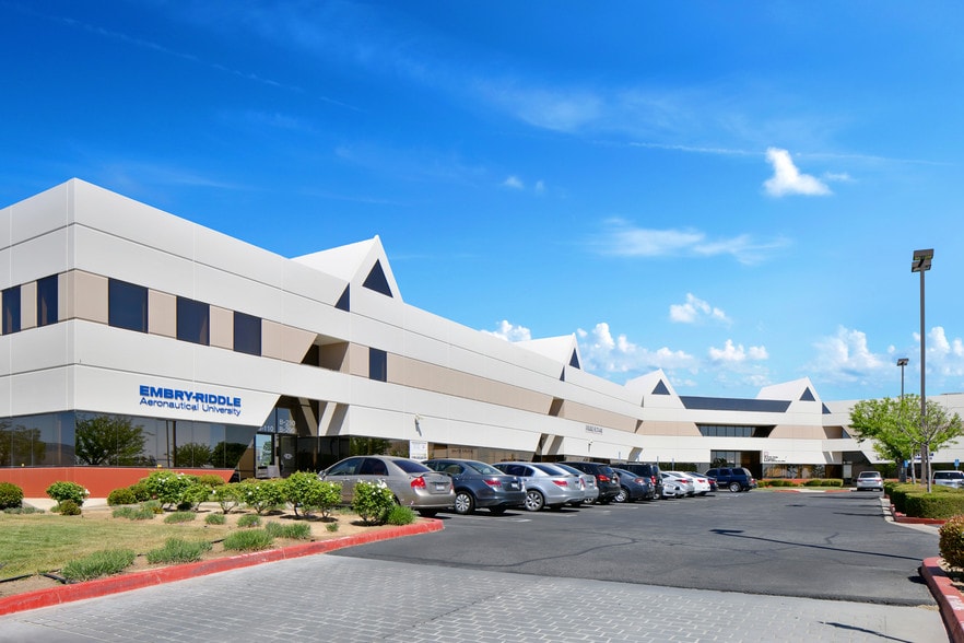 40015 Sierra Hwy, Palmdale, CA for lease - Building Photo - Image 3 of 8