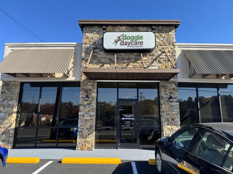 3916 Brambleton Ave, Roanoke, VA for lease - Building Photo - Image 1 of 1