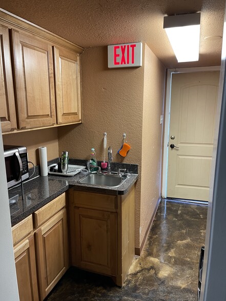 6138 Walraven Cir, Fort Worth, TX for lease - Interior Photo - Image 2 of 4