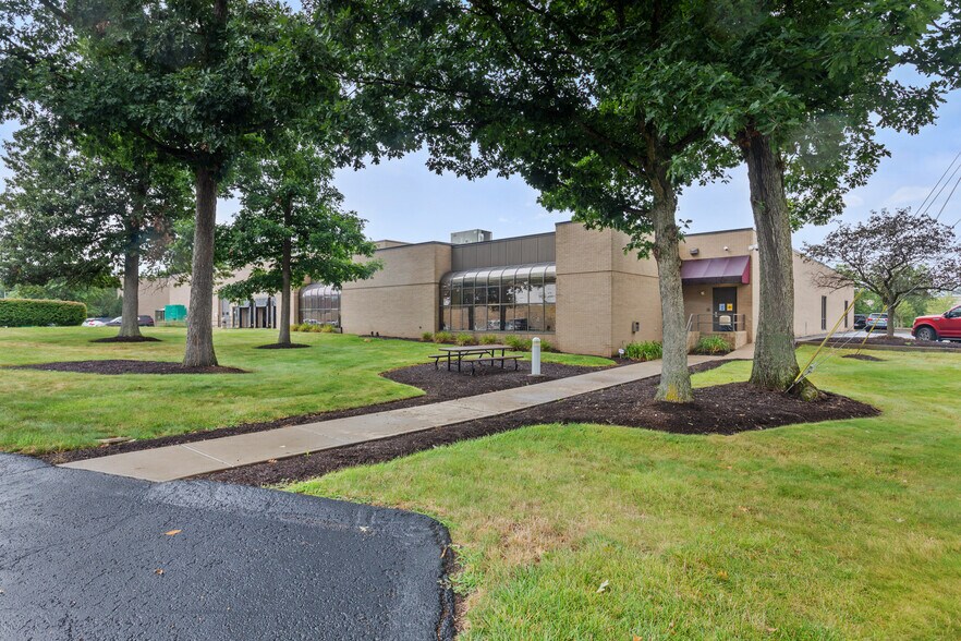 161 Thorn Hill Rd, Warrendale, PA à louer - Photo du bâtiment - Image 3 de 17
