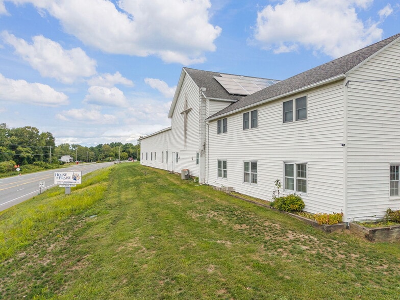 1688 Us-9, Castleton On Hudson, NY for sale - Building Photo - Image 3 of 8