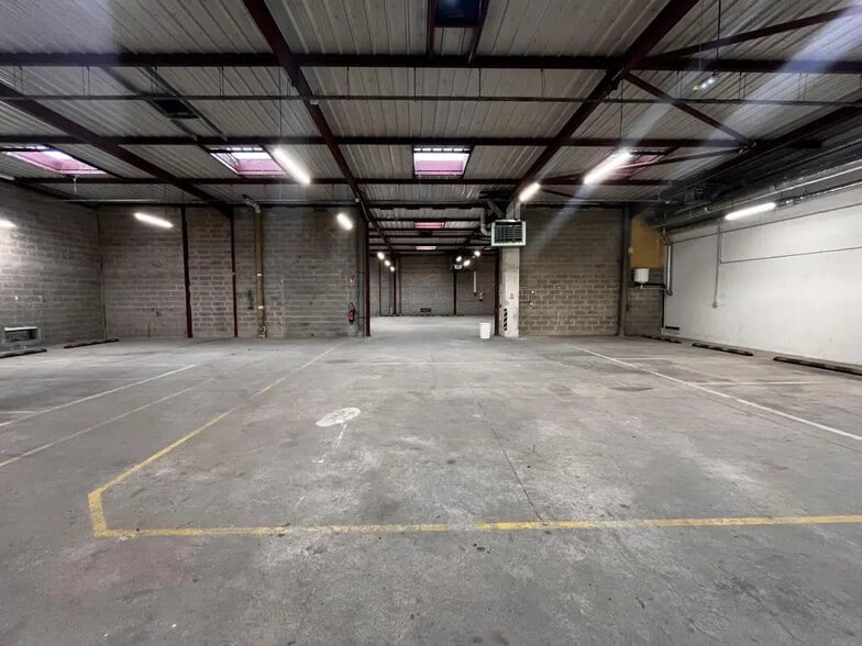 Flex in Neuilly-sur-Marne for lease - Building Photo - Image 1 of 19