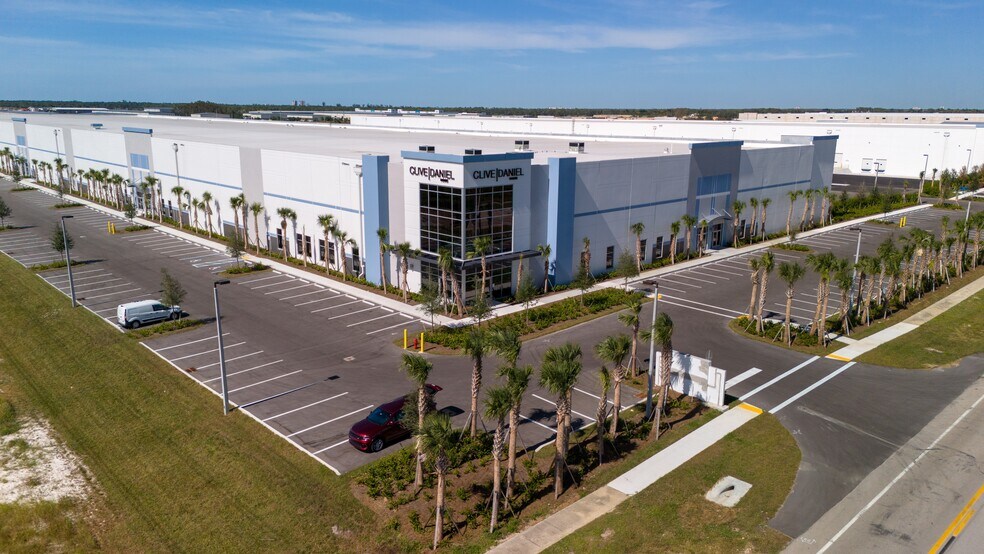 16670 Oriole Rd, Fort Myers, FL à louer - Photo du bâtiment - Image 1 de 2