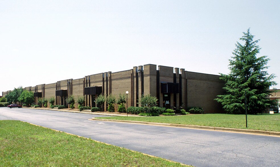 5301-5327 Dividend Dr, Decatur, GA à louer - Photo du bâtiment - Image 2 de 6