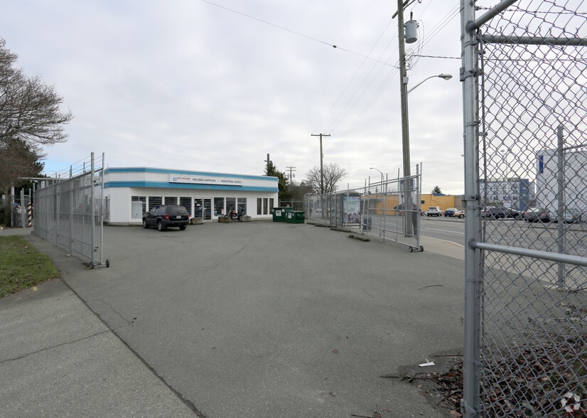 510 Gorge Rd E, Victoria, BC for sale - Building Photo - Image 2 of 3