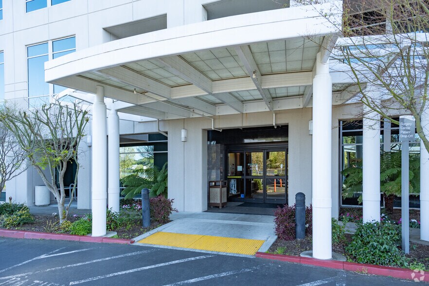 100 Rowland Way, Novato, CA à louer - Photo du bâtiment - Image 3 de 8