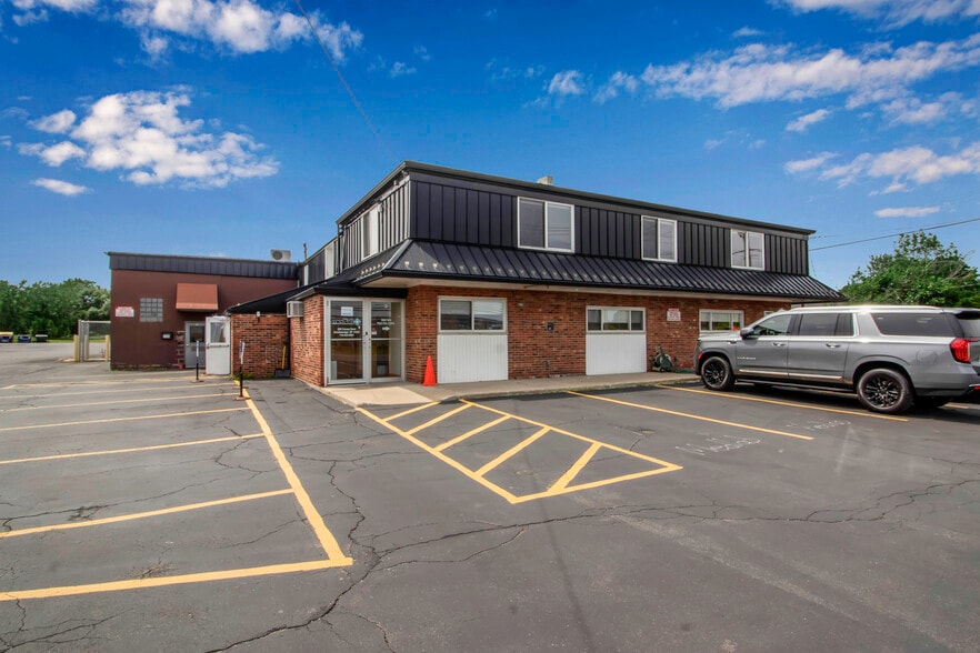 600 Cayuga Rd, Cheektowaga, NY à louer - Photo du bâtiment - Image 1 de 10