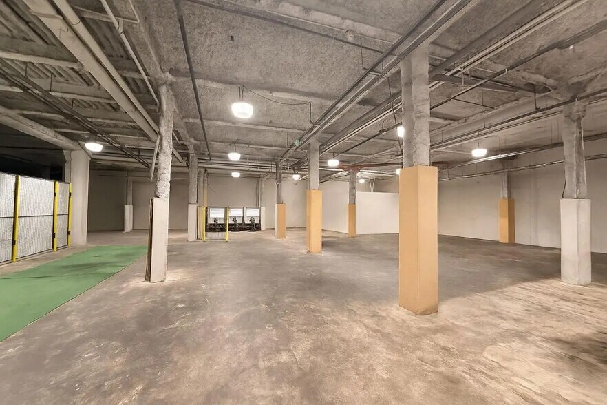 Industrial in Paris for lease - Interior Photo - Image 2 of 6