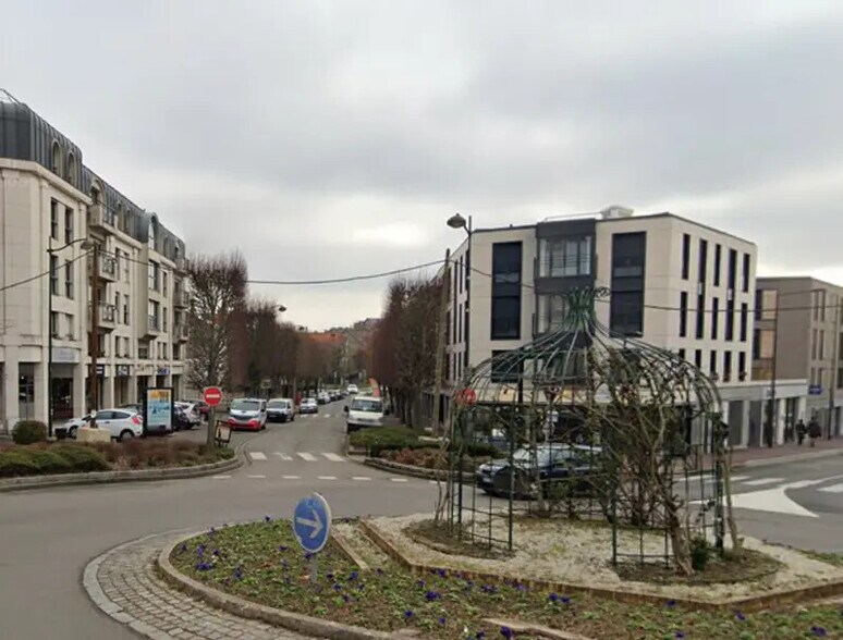 Commerce de détail dans Le Chesnay-Rocquencourt à louer - Photo du bâtiment - Image 1 de 2