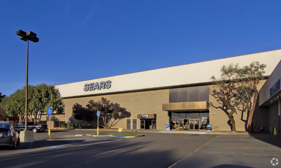 1700 N Main St, Salinas, CA à louer - Photo principale - Image 3 de 12